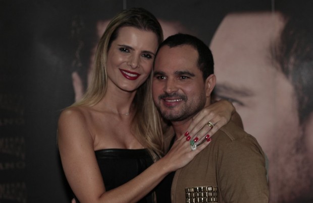 Luciano e a mulher, Flávia Fonseca, antes de show no Rio (Foto: Isac Luz/ EGO)
