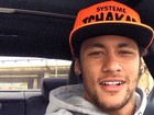 No carro, Neymar faz selfie e filosofa com frase de autor português