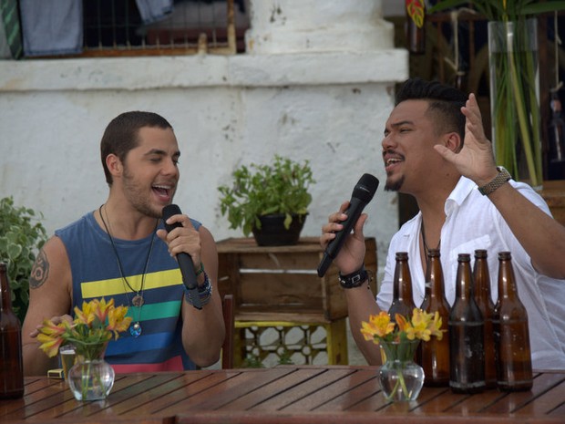 Levi Lima canta com Bruno, do Sorriso Maroto, em gravação de DVD em Salvador, na Bahia (Foto: Felipe Souto Maior/ Ag. News)
