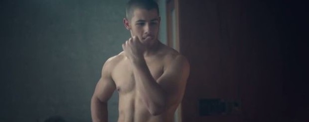 Nick Jonas lança clipe ousado (Foto: Reprodução / Vimeo)