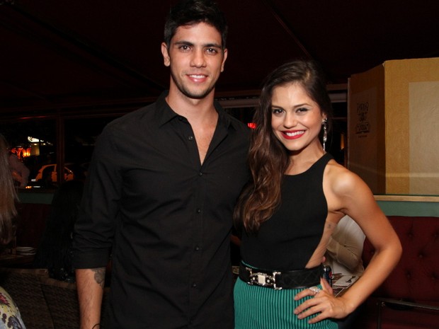 Jessika Alves com o namorado, Thiago Blanco, em restaurante na Zona Oeste do Rio (Foto: Anderson Borde/ Ag. News)