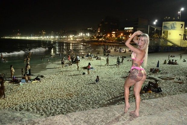 Thalita Zampirolli em banho noturno na praia do Arpoador, Zona Sul do Rio (Foto: Roberto Teixeira/EGO)