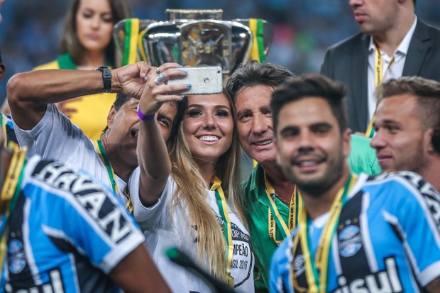 Carolina Portaluppi comemora título do Grêmio com o pai, Renato Gaúcho, na Arena Grêmio, em Porto Alegre (Foto: Jeferson Bernardes/ AFP)
