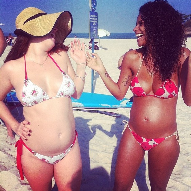 Igor Rickli posta foto da mulher, Aline Wirley, com amiga na praia (Foto: Instagram / Reprodução)