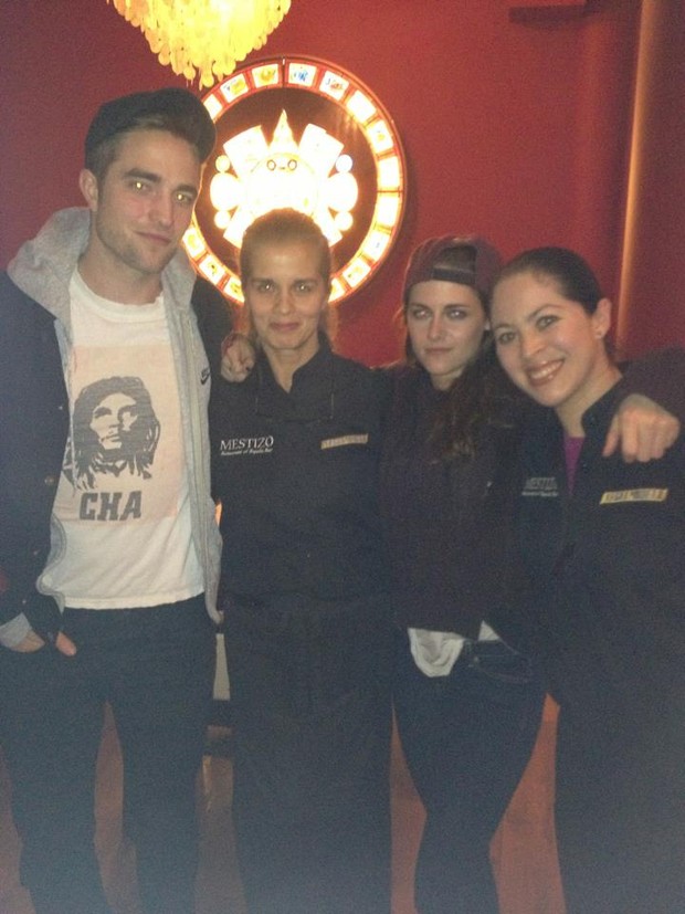 Robert Pattinson e Kristen Stewart no restaurante Mestizo, em Londres (Foto: Reprodução/ Facebook)