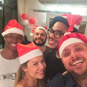 Thiaguinho e Fernanda Souza com o produtor Leo Fuchs e amigos em festa no Rio (Foto: Instagram/ Reprodução)