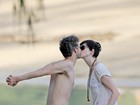 Após susto, Anne Hathaway troca beijos com o marido
