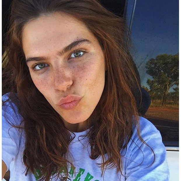Mariana Goldfarb, namorada de Cauã Reymond, manda beijinho direto da Austrália (Foto: Reprodução/Instagram)