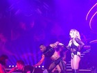 Britney Spears dança com fã brasileiro em show em Las Vegas