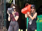 Vanessa Hudgens e Ashley Tisdale se 'escondem' durante passeio