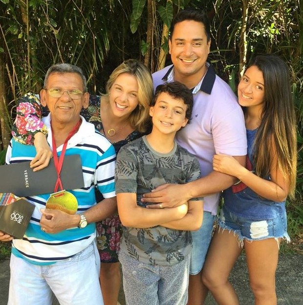 Carla Perez posa com o pai, com Xanddy e os filhos (Foto: instagram/reprodução)