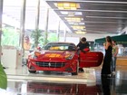 Depois de admirar o carrão, Caio Castro entra em Ferrari de shopping