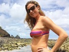 Grávida, Luana Piovani posa na praia com a família e mostra barriguinha