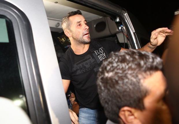 Marcos Oliver saindo da prisão (Foto: Iwi Onodera / EGO)