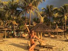 Izabel Goulart exibe boa forma e corpo bronzeado em cenário paradisíaco