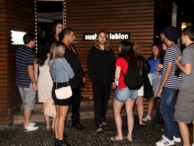 Jared Leto com fãs após jantar em um restaurante na Zona Sul do Rio (Foto: Rodrigo dos Anjos/ Ag. News)