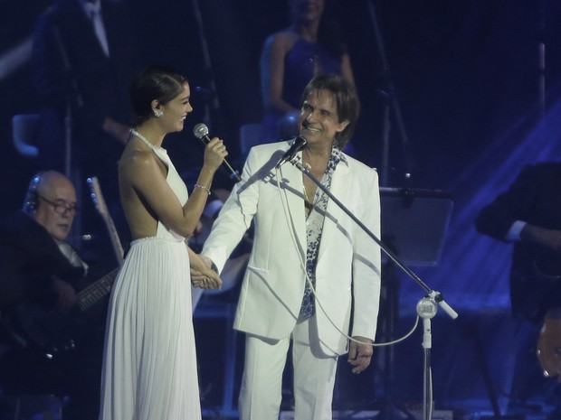 Sophie Charlotte canta com Roberto Carlos em show no Rio (Foto: Marcello Sá Barretto e Alex Palarea/ Ag. News)