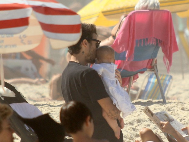  Erika Mader com o marido e a filha na praia do Leblon (Foto: J.Humberto \ AgNews)