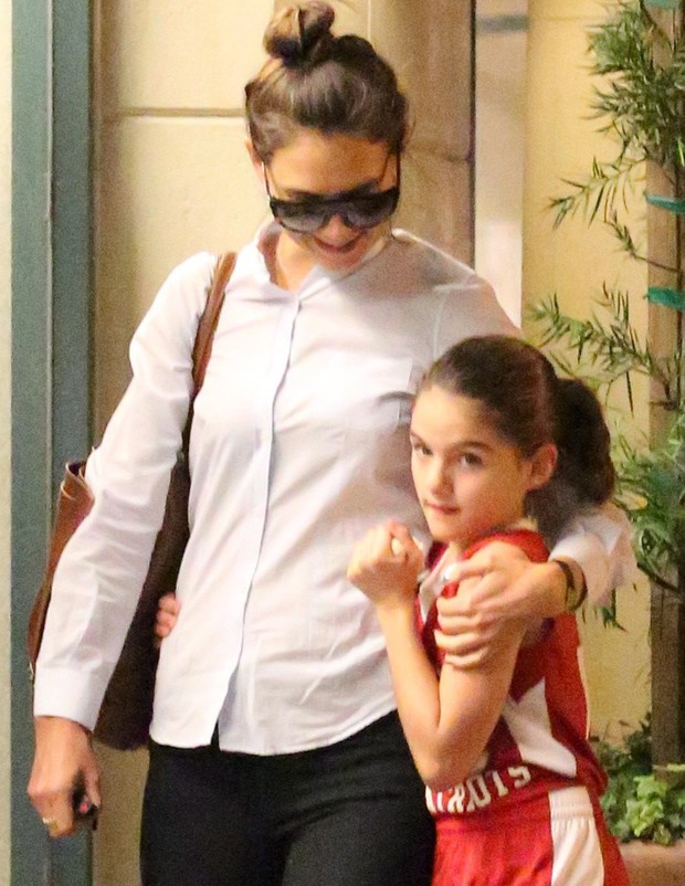X17 - Katie Holmes e a filha, Suri Cruise, em shopping em Los Angeles, nos Estados Unidos (Foto: X17online/ Agência)