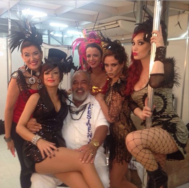 Roberto Bonfim entre o elenco feminino  (Foto: Instagram)