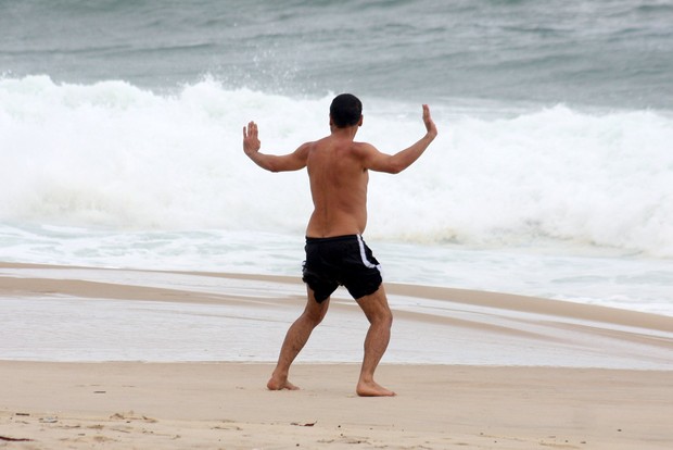 Ângelo Antônio se alongando na praia (Foto: JC Pereira/Foto Rio News)