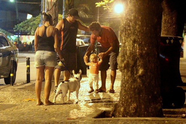 Guga Coelho com a filha, Bruna, na Zona Oeste do Rio (Foto: Delson Silva/ Ag. News)
