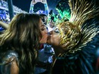 Sabrina Sato e Claudia Leitte dão selinho após desfile no Rio