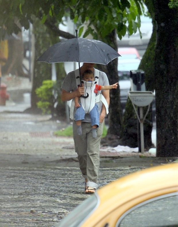 Matthew Mcconaughey passeia na chuva com o pequeno Livingston (Foto:  Gabriel Reis e Delson Silva / Ag. News)
