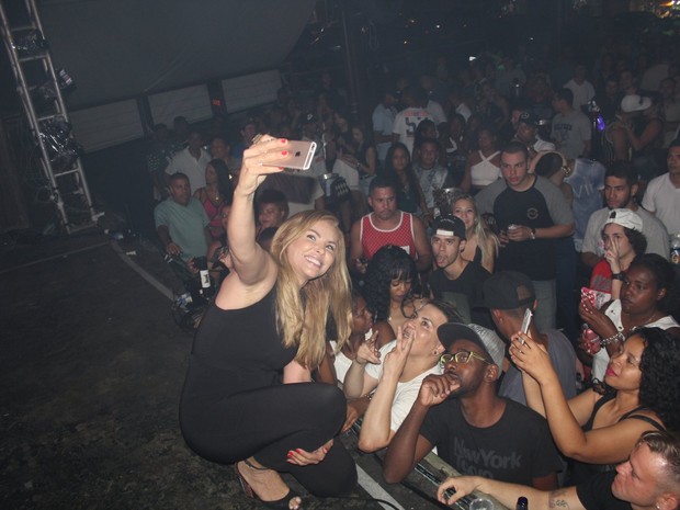 Verônica Costa tira foto com fãs em show em Duque de Caxias, na Baixada Fluminense do Rio (Foto: Ag. News)