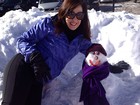 Claudia Raia faz boneco de neve durante viagem em família