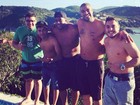 Adriano curte ressaca da Copa com amigos em Búzios