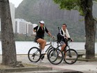 Malu Mader e Tony Bellotto andam de bicicleta na orla da Lagoa, no Rio