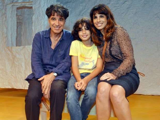 Paulo Betti com o filho João e a ex-mulher Maria Ribeiro em estreia de peça no Rio (Foto: Cristina Granato/ Divulgação)