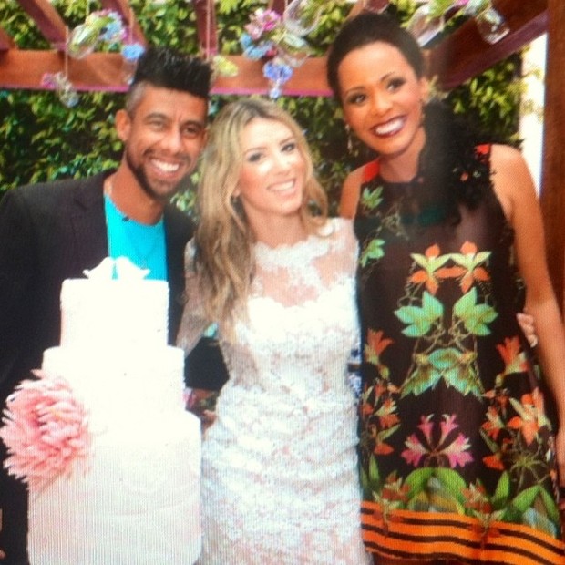 Léo Moura e Camila Silva com ex-BBB Aline Mattos em festa de casamento no Rio (Foto: Instagram/ Reprodução)