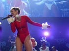 Comportada mas nem tanto: Miley Cyrus exibe as pernas em show