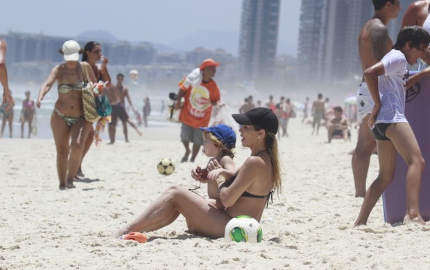 Danielle Winits na praia com o filho (Foto: Dilson Silva / AgNews)