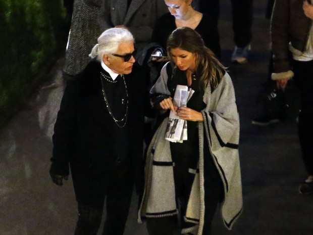 Gisele Bündchen e estilista Karl Lagerfeld em sessão de fotos em Paris, na França (Foto: Grosby Group/ Agência)