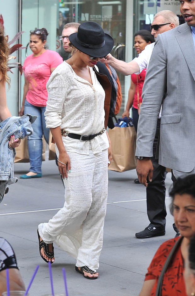Beyoncé anda estilosa por ruas de Nova York (Foto: Grosby Group)