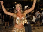 Ana Paula Minerato usa shortinho e top decotado em noite de samba