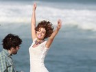 Sophie Charlotte dança empolgada durante filmagem em praia do Rio
