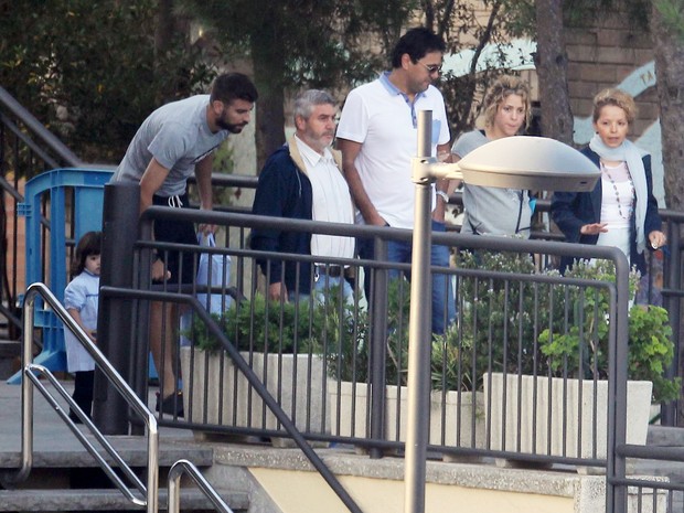 Grávida, Shakira e o marido, Piqué, buscam o filho, Milan, na escola em Barcelona, na Espanha (Foto: Getty Images)
