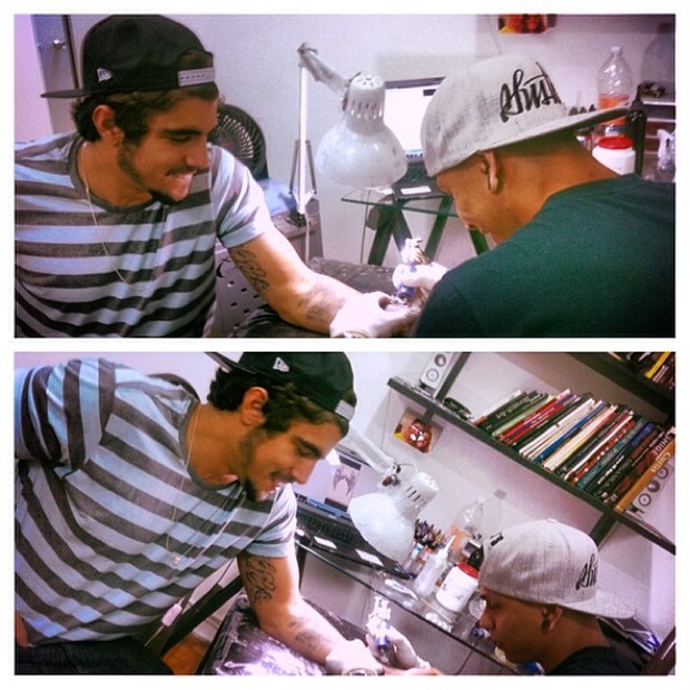 Caio Castro tatuando (Foto: Reprodução/ Instagram)