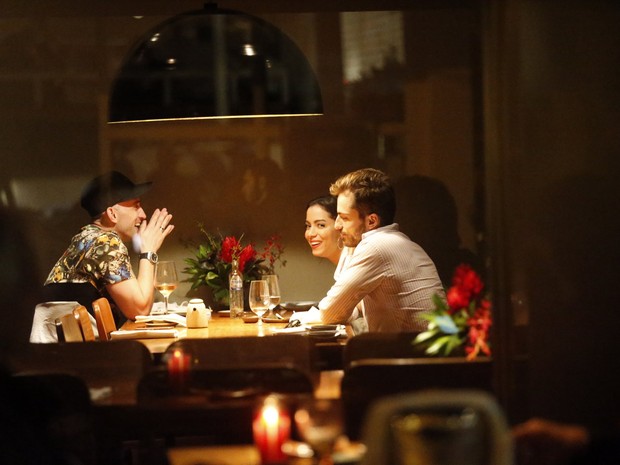 Paulo Gustavo com o namorado, Thales Bretas, e Anitta em restaurante na Zona Sul do Rio (Foto: Ag. News)