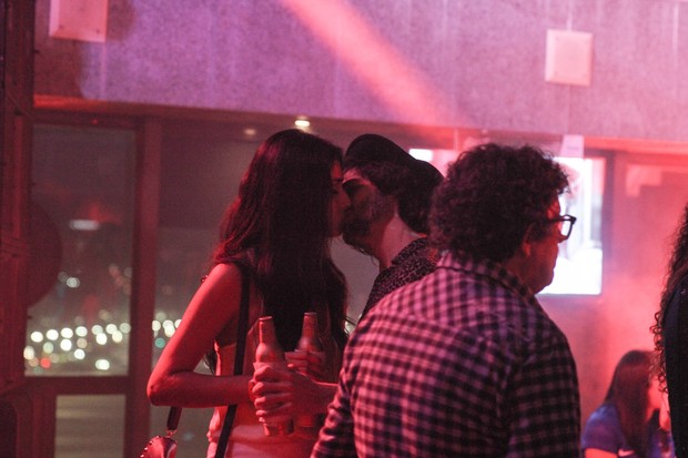 Fiuk aos beijos com morena em festa (Foto: Alex Palarea/ AgNews)