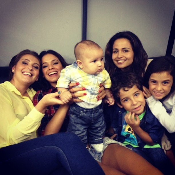 Bruna Marquezine posta foto com atores nos bastidores (Foto: Instagram / Reprodução)