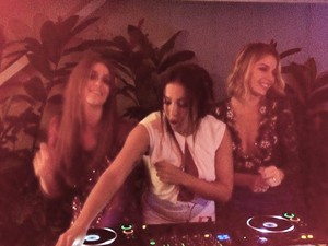 Anitta toca como DJ na festa de Marina Ruy Barbosa e Luma Costa (Foto: reprodução/instagram)