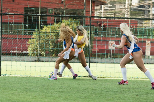 Candidatas ao Miss Bmbum jogando futebol (Foto: Marcelo Brammer / Studio Brammer )