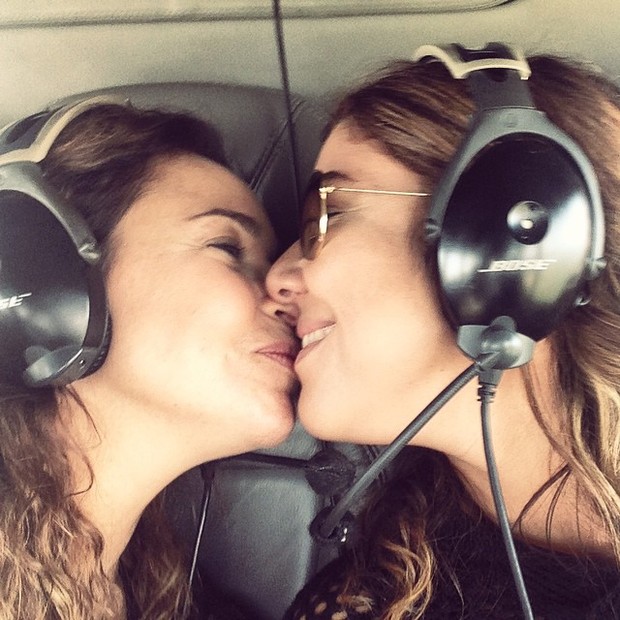 Daniela Mercury posta foto dando beijinho em namorada (Foto: Reprodução/Instagram)