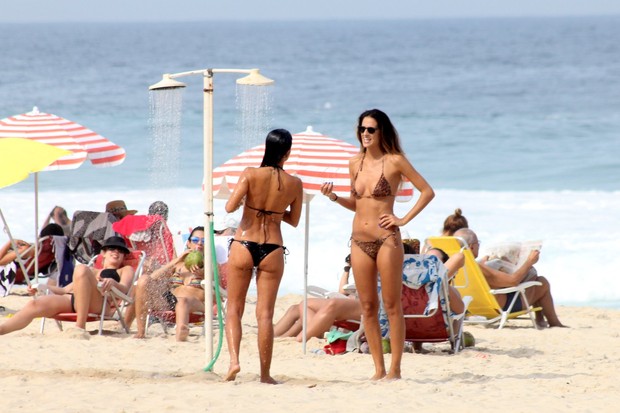Anna Lima e amiga na praia (Foto: JC Pereira / AgNews)