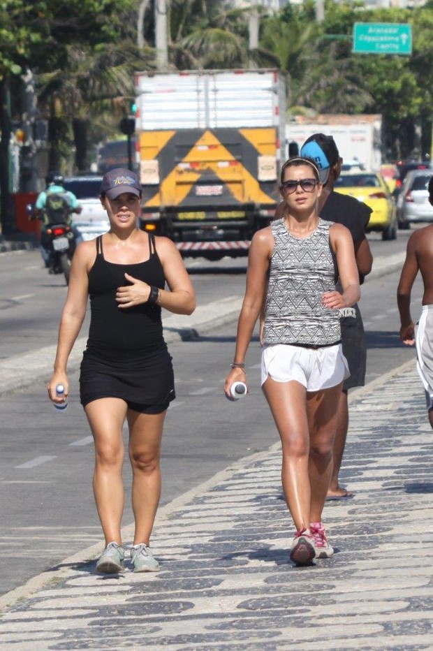 Letícia Wiermann caminha com a amiga na orla do Leblon (Foto: J.Humberto/AgNews)
